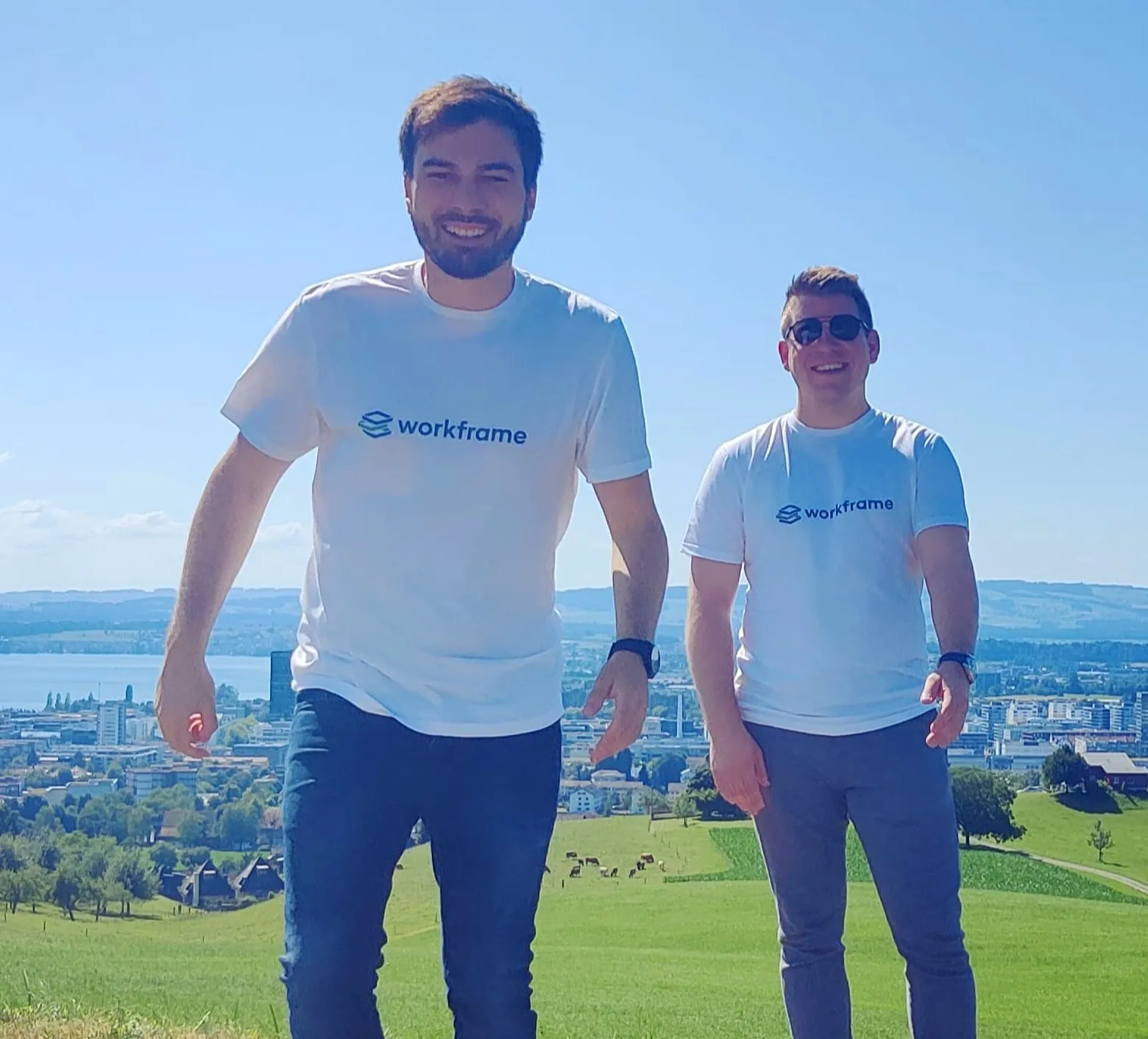 Die Gründer Geo Bontognali und Lukas Oberhänsli in Workframe-T-Shirts auf einer Wiese